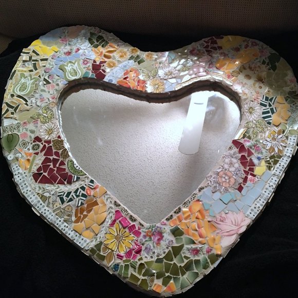 HOME DEOR MIRROR MOSIAC -HAND MADE   - 24 "  WIDE X 22 "  FROM HIGHEST AREA - Picture 1 of 9
